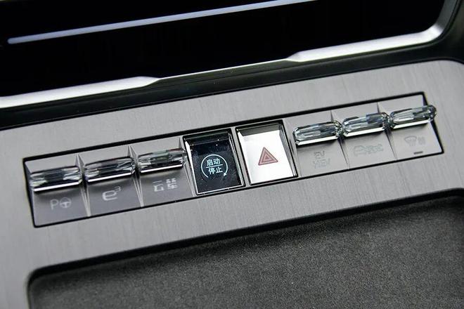 大沙发”不在话下连双人床都齐了！开元棋牌网站腾势N9：“冰箱彩电(图4)